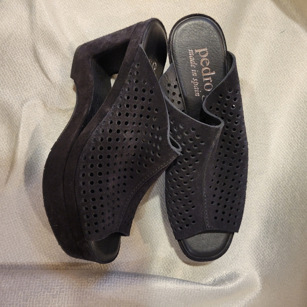 Sandals - Picture 2 of 3